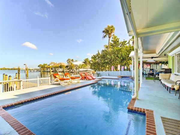 Indian Rock Walk to Beach Four Bedroom Vacation Home