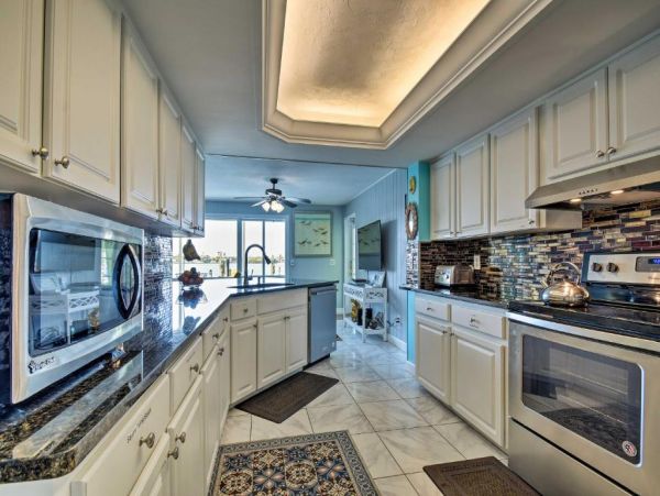 Indian Rock Walk to Beach Four Bedroom Vacation Home