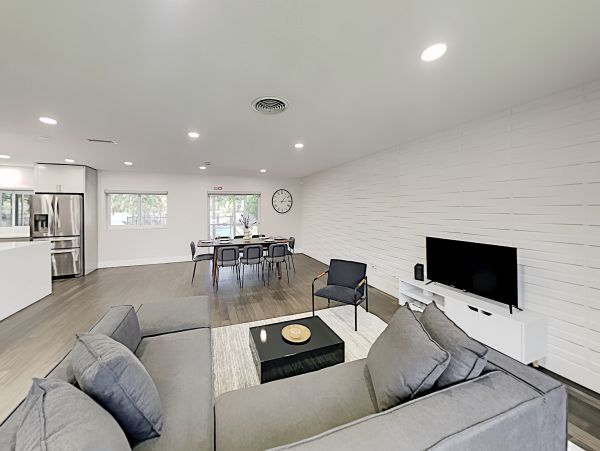 Hollywood Home 1024044