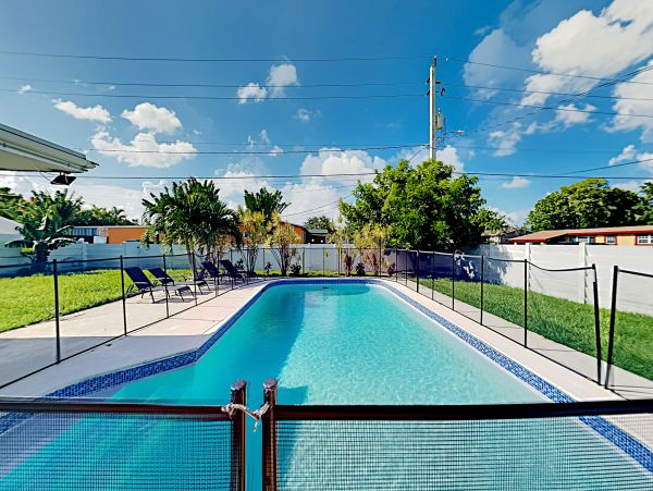Hollywood Home 1024044