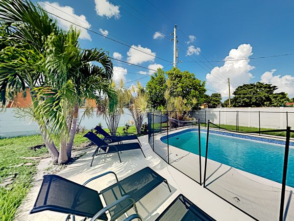 Hollywood Home 1024044