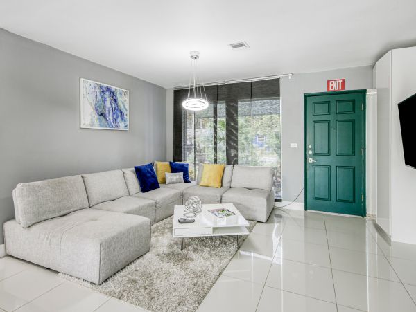 Hollywood Home 1024046