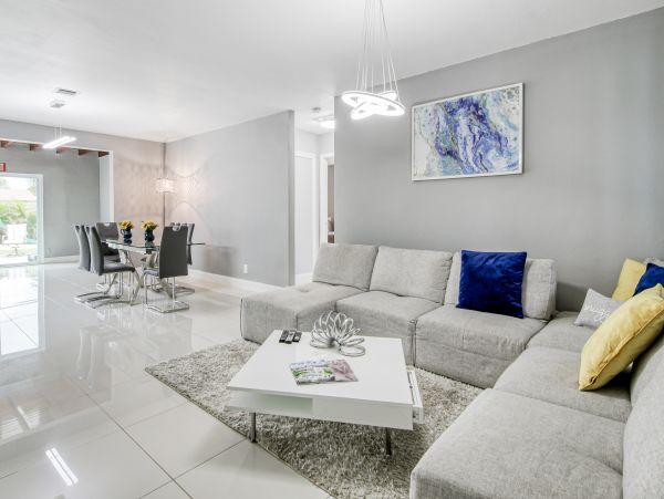 Hollywood Home 1024046