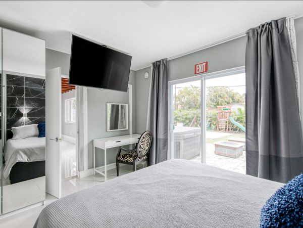 Hollywood Home 1024046