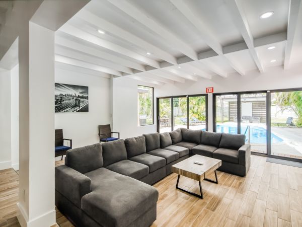 Hollywood Home 1024047