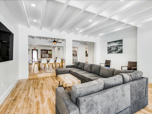 Hollywood Home 1024047