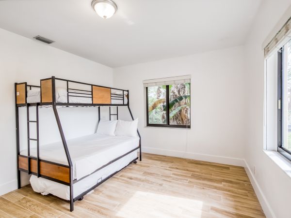 Hollywood Home 1024047