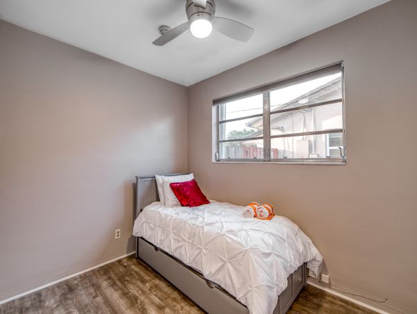 Hollywood Home 1024049