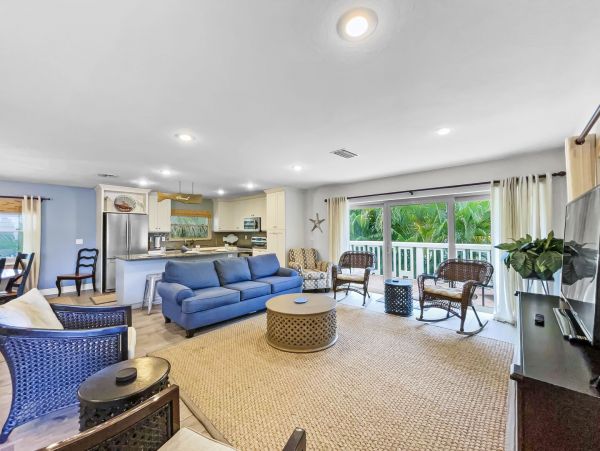 Four Bedrooms Sleeps 16 Walk to Beach