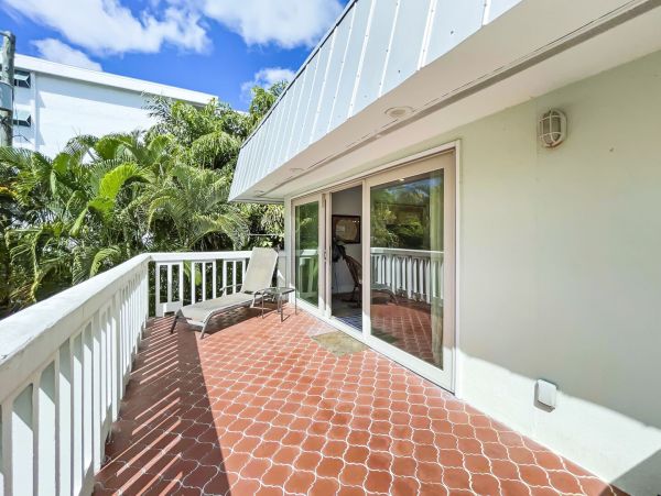 Four Bedrooms Sleeps 16 Walk to Beach