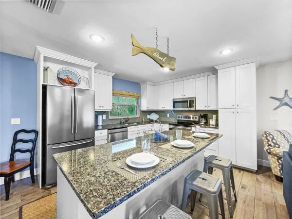 Four Bedrooms Sleeps 16 Walk to Beach