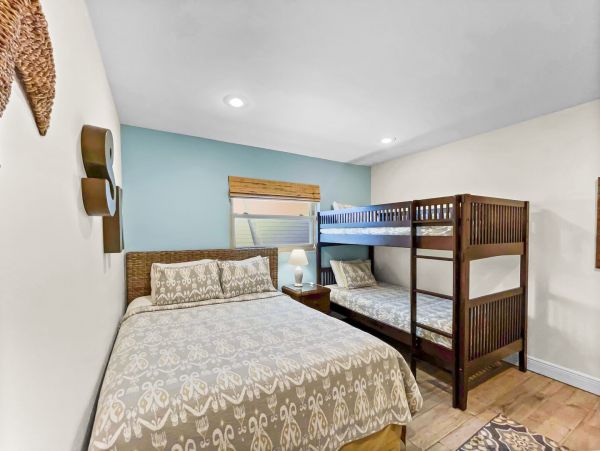 Four Bedrooms Sleeps 16 Walk to Beach