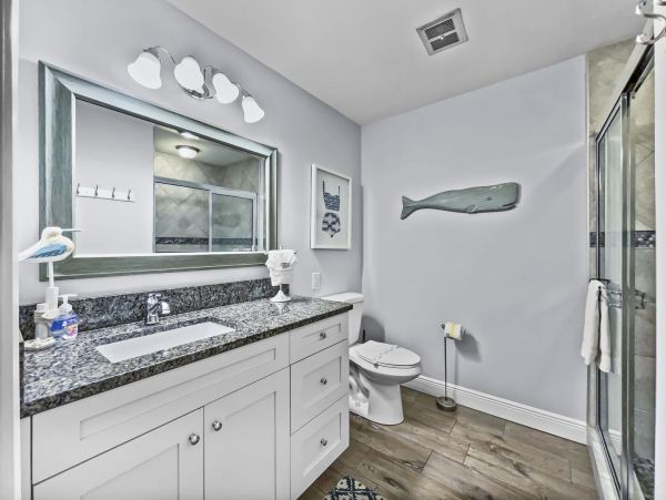Four Bedrooms Sleeps 16 Walk to Beach