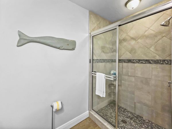 Four Bedrooms Sleeps 16 Walk to Beach