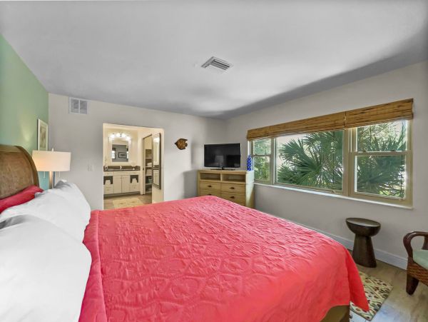 Four Bedrooms Sleeps 16 Walk to Beach