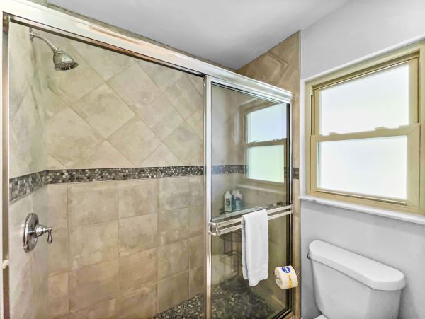 Four Bedrooms Sleeps 16 Walk to Beach
