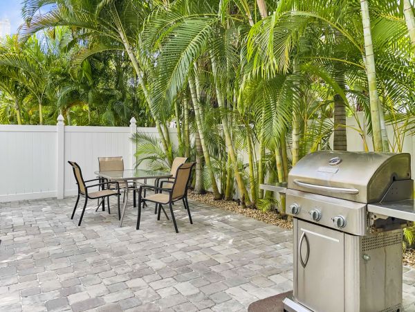 Four Bedrooms Sleeps 16 Walk to Beach