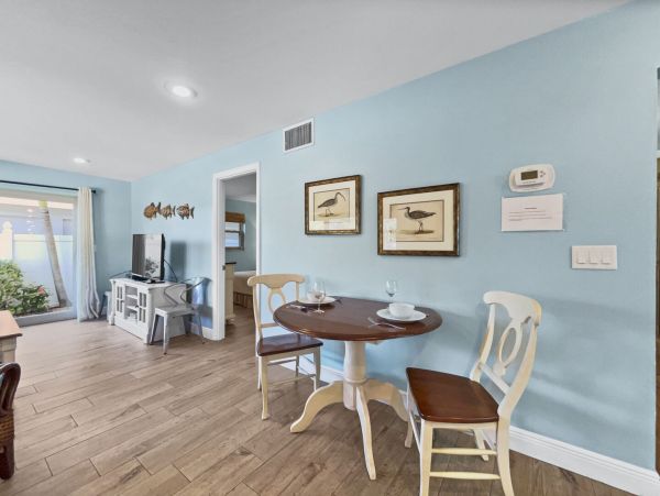 Four Bedrooms Sleeps 16 Walk to Beach