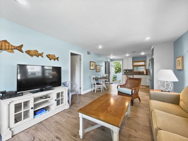 Four Bedrooms Sleeps 16 Walk to Beach