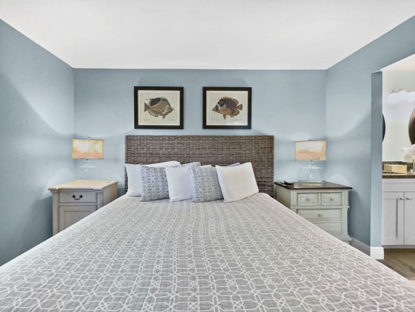 Four Bedrooms Sleeps 16 Walk to Beach