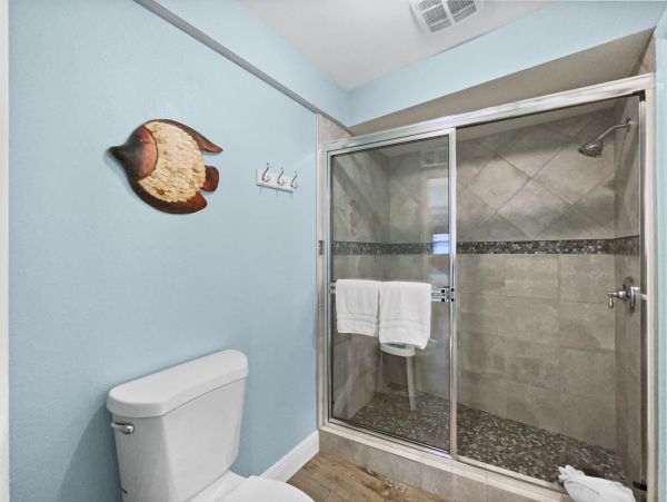 Four Bedrooms Sleeps 16 Walk to Beach