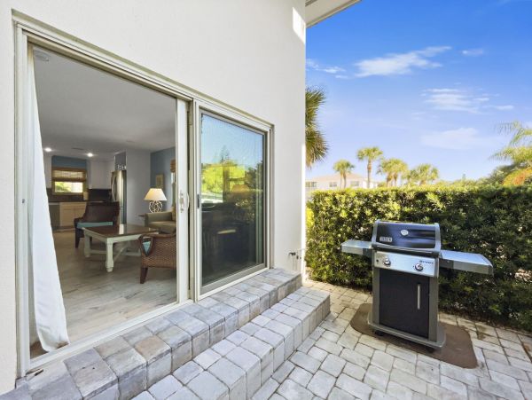 Four Bedrooms Sleeps 16 Walk to Beach