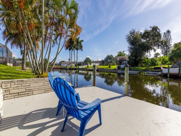 Beautiful Canal Front Vacation home with Caged Pool