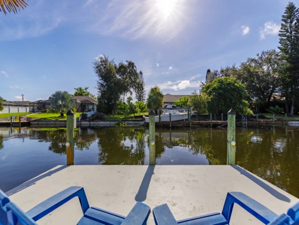 Beautiful Canal Front Vacation home with Caged Pool