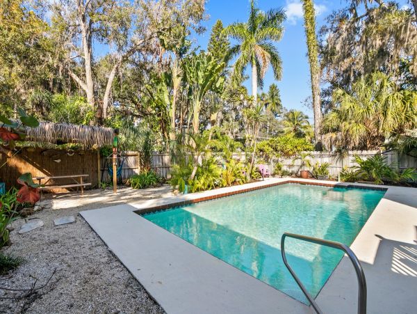 Timeless Riverfront Retreat - A Creative Sanctuary for Groups & Families