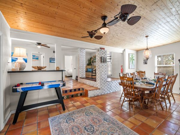 Timeless Riverfront Retreat - A Creative Sanctuary for Groups & Families
