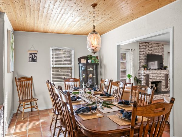 Timeless Riverfront Retreat - A Creative Sanctuary for Groups & Families