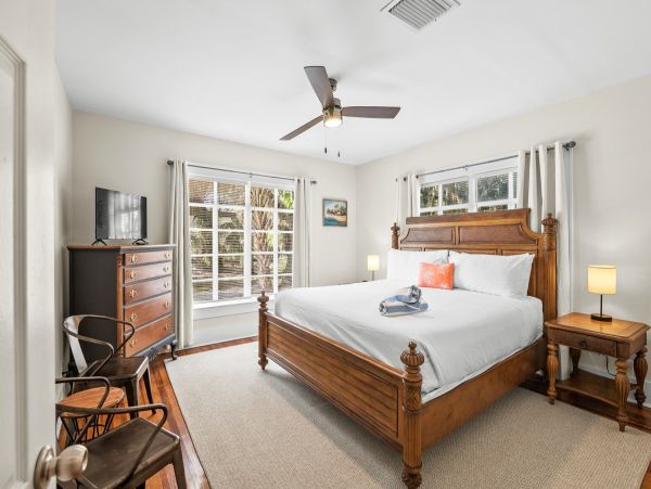 Timeless Riverfront Retreat - A Creative Sanctuary for Groups & Families