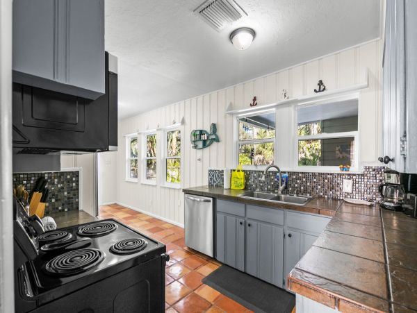 Timeless Riverfront Retreat - A Creative Sanctuary for Groups & Families