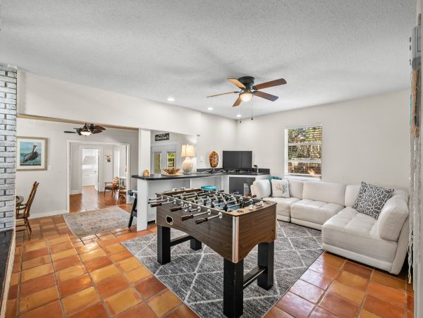 Timeless Riverfront Retreat - A Creative Sanctuary for Groups & Families