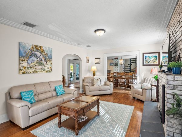 Timeless Riverfront Retreat - A Creative Sanctuary for Groups & Families