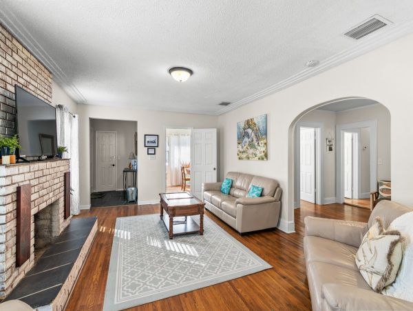 Timeless Riverfront Retreat - A Creative Sanctuary for Groups & Families