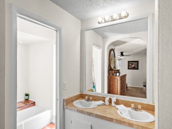 Timeless Riverfront Retreat - A Creative Sanctuary for Groups & Families