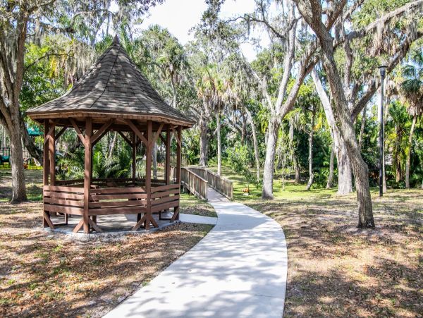 Timeless Riverfront Retreat - A Creative Sanctuary for Groups & Families