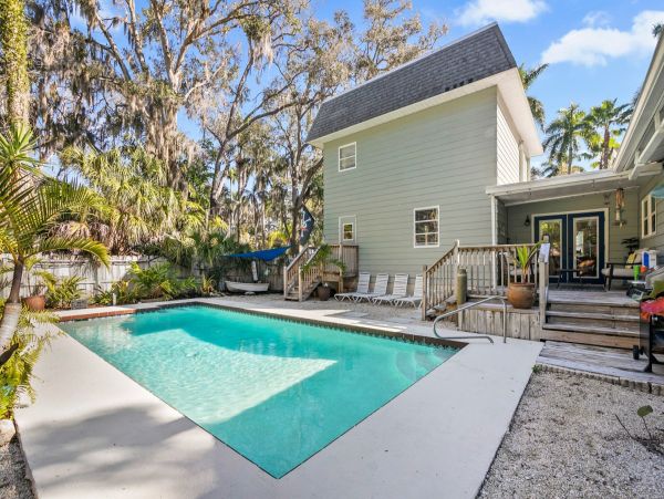 Timeless Riverfront Retreat - A Creative Sanctuary for Groups & Families