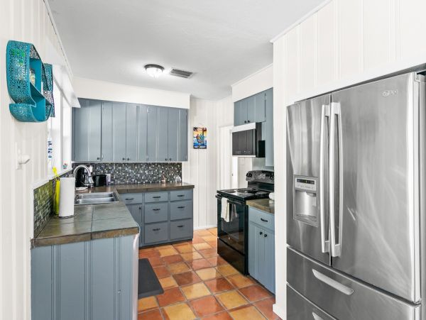 Timeless Riverfront Retreat - A Creative Sanctuary for Groups & Families