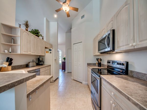 Cape Coral Three Bedroom Luxury Vacation Home with Caged Pool