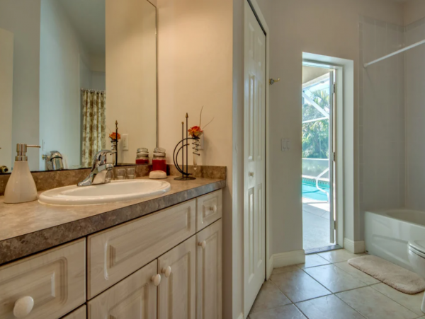 Cape Coral Three Bedroom Luxury Vacation Home with Caged Pool