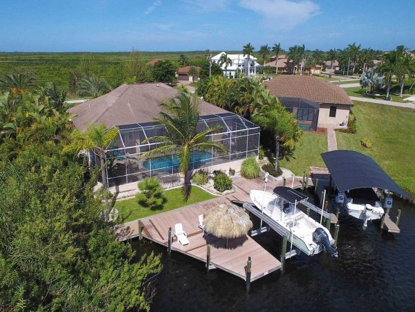 Three Bedroom Waterside Vacation Rental Home Cape Coral
