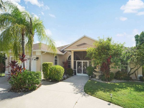 Three Bedroom Waterside Vacation Rental Home Cape Coral