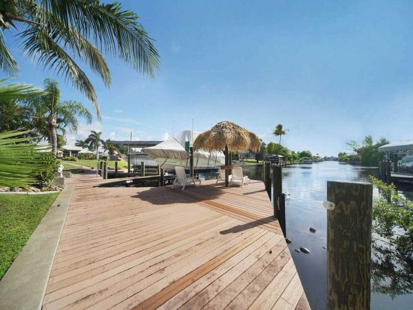 Three Bedroom Waterside Vacation Rental Home Cape Coral