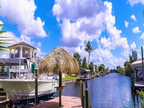 Three Bedroom Waterside Vacation Rental Home Cape Coral