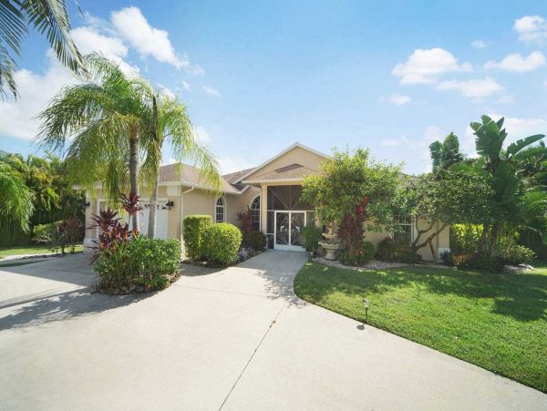 Three Bedroom Waterside Vacation Rental Home Cape Coral