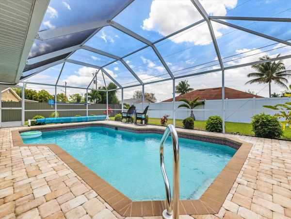 Charming 3 Bedroom Vacation Home with Private Pool
