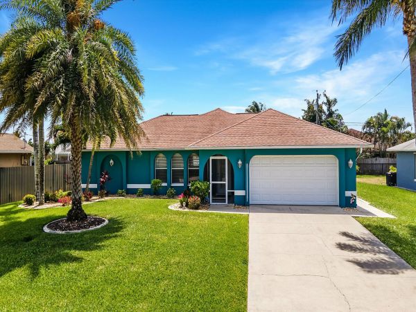Charming 3 Bedroom Vacation Home with Private Pool