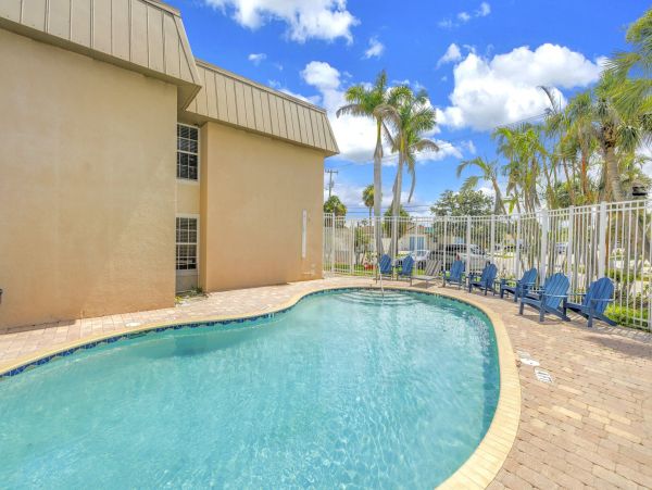 Beach Retreat with Heated Pool in the Heart of Siesta Key Village